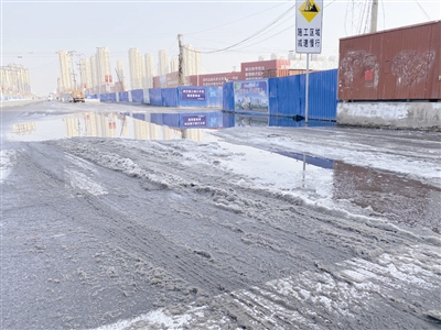 宜白路半幅路面积水结冰近一个月未解决,给周边小区居民出行带来不便。