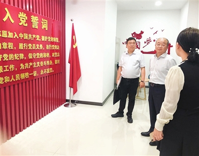才华(中)深入基层调研。