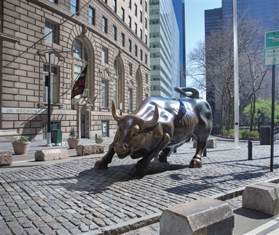 3月26日，美国纽约曼哈顿的华尔街铜牛旁空无一人。