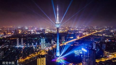 2023年6月25日晚，2023天津夏季达沃斯论坛夜景灯光秀和无人机表演在天塔举行。（视觉中国）