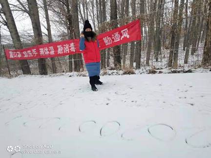 巾帼志愿者柴金香和武雪姣在执勤中