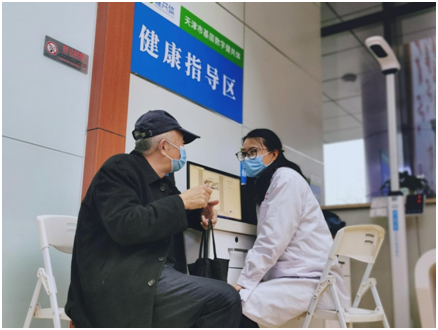 慢病患者正在与健康管理师沟通