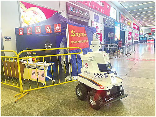 疫情机器人在联通5G信号支撑下正在执勤