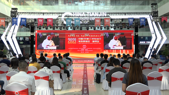 展销会迪拜方负责人福阿德先生通过视频连线介绍迪拜二手车市场情况