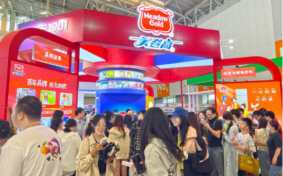 美登高展台前的汹涌人潮