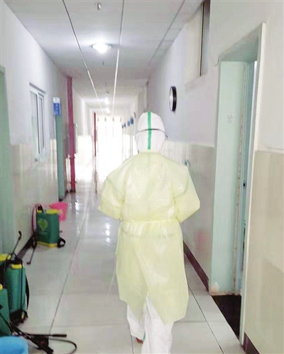 在武钢二院的“红区”,王莹每天都“全副武装”地投入战斗。