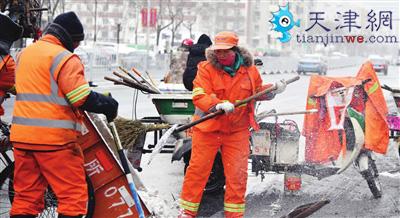 本市迎来今年第一场降雪,各环卫作业单位第一时间开展清融雪工作。天津日报记者 胡凌云 通讯员 石乔 摄
