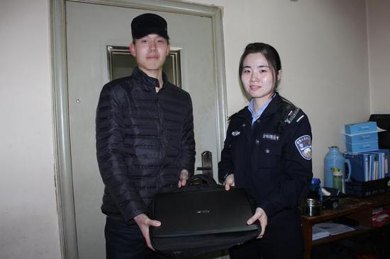13日17时20分许,值勤二大队民警陈仲宇带领辅警常青在南售票厅巡视时