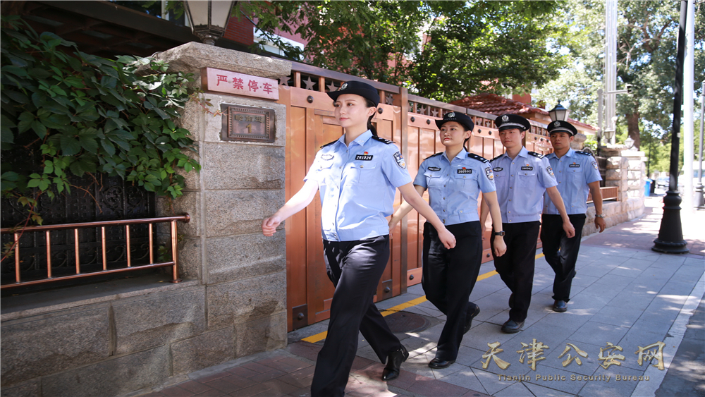 暑期来临,和平警方青年民警走上街面加强繁华地区巡逻工作。