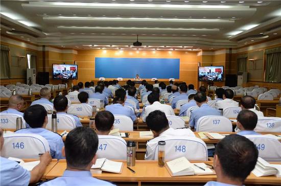 圖為左林在分局開展的“不忘初心、牢記使命”主題教育黨課上進行宣講。