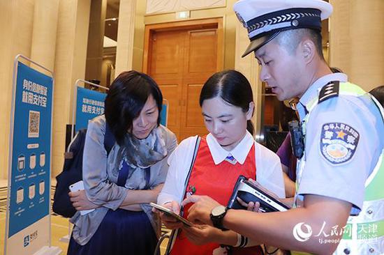 記者在指導下進行體驗