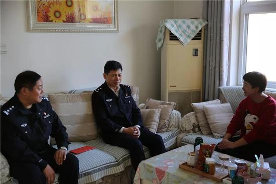 图为陈忠杰走进援疆民警家中，向独自挑起家庭重担的警属表示慰问和感谢。