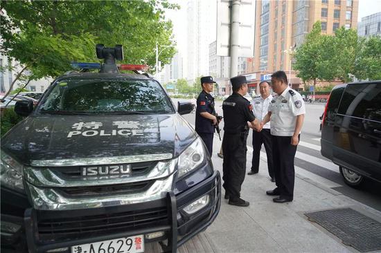 圖為趙剛到巡警、蘆臺派出所街面執勤點位▲檢查。