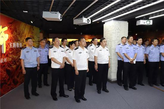 图为左林率领分局党员代表到天津市档案馆进行参观，重温入党誓词。
