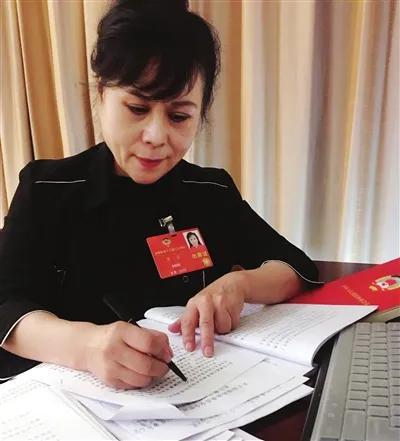 全国政协委员李瑛修改提案 照片由全国政协委员李瑛提供
