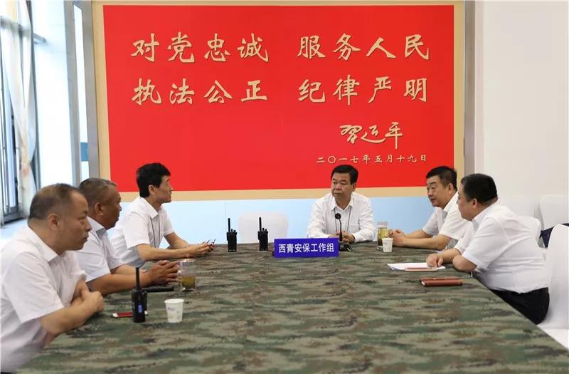 圖為任福誌在天津梅江會展中心坐㊣鎮指揮分局“2018天津夏季達沃@斯”安保工作。
