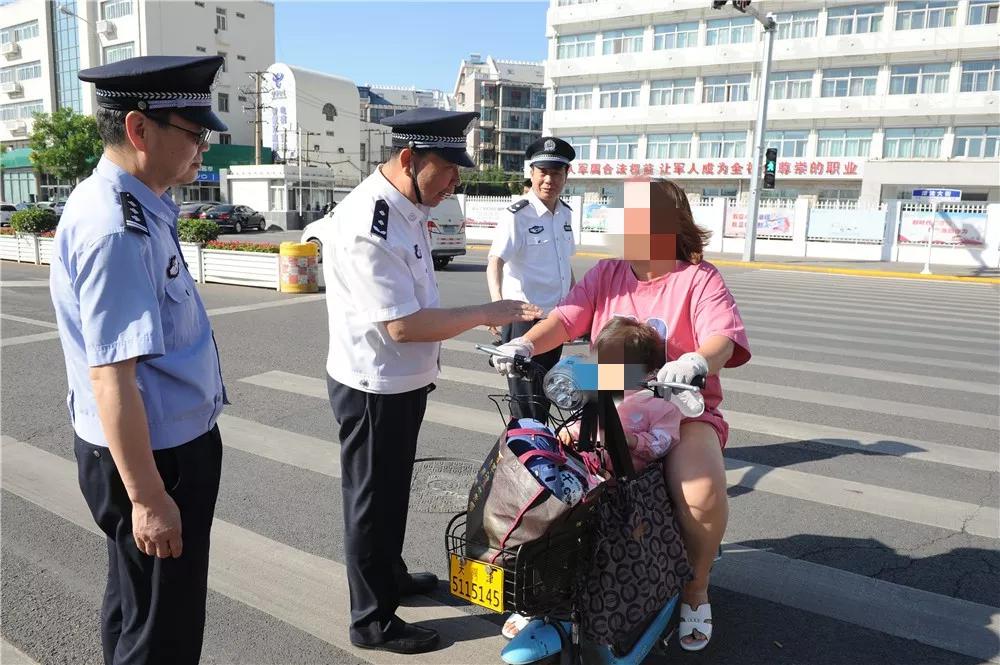 图为李雯在津南区津沽大街检查《天津市文明行为促进条例》落实情况。