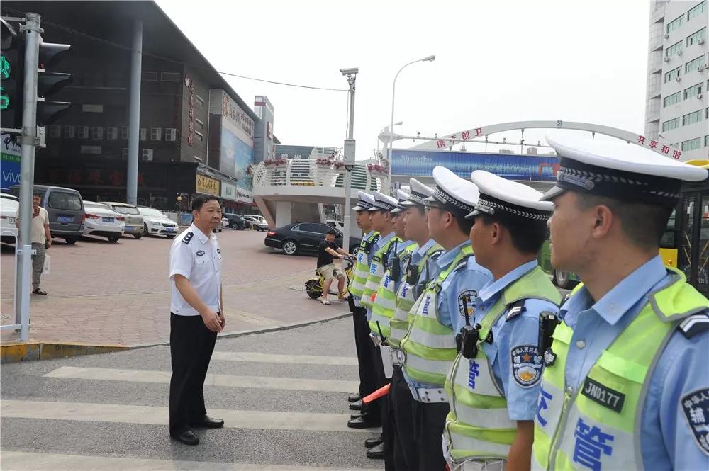 图为李雯慰问交警支队月坛商厦岗组执勤交警。