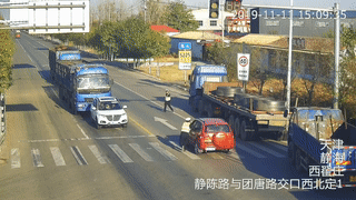 突然加速拖∩拽輔警