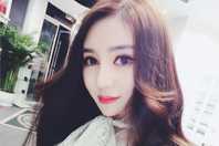 同济校花置身麦田神情陶醉