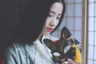 同济校花置身麦田神情陶醉