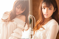 同济校花置身麦田神情陶醉