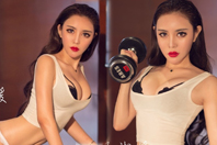 同济校花置身麦田神情陶醉