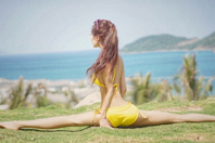 同济校花置身麦田神情陶醉