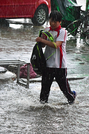 赤峰暴雨成灾马路成河流