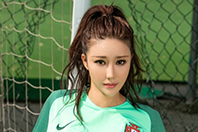 同济校花置身麦田神情陶醉