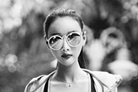 同济校花置身麦田神情陶醉