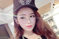 同济校花置身麦田神情陶醉