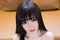 同济校花置身麦田神情陶醉