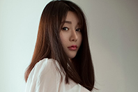 同济校花置身麦田神情陶醉