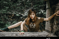 同济校花置身麦田神情陶醉