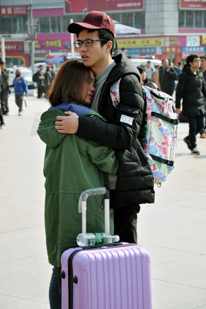 火车站依依惜别的情侣