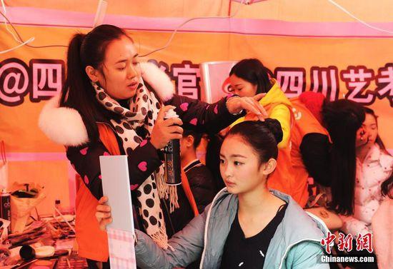 12月20日，2016年四川省戏剧与影视类、舞蹈类专业考试开考。2万余名影视类、舞蹈类考生前来应考，考试现场可谓花枝招展美女云集。