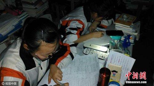 中学停电后高三学生借手机电筒亮光夜读(图)|高