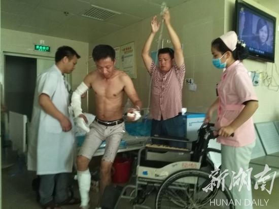 6月26日,宜章县人民医院,医护人员对伤病人员进行救治。通讯员李茁 李明华摄