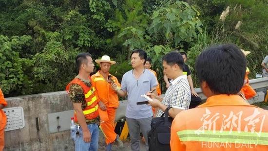 (图为新湖南客户端记者在现场采访高速养护工人李庆义)