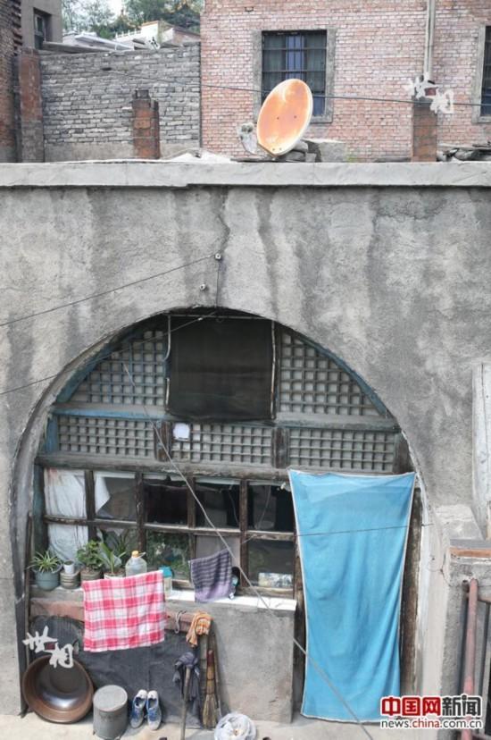 图为刘宇母子在县城租住的窑洞。