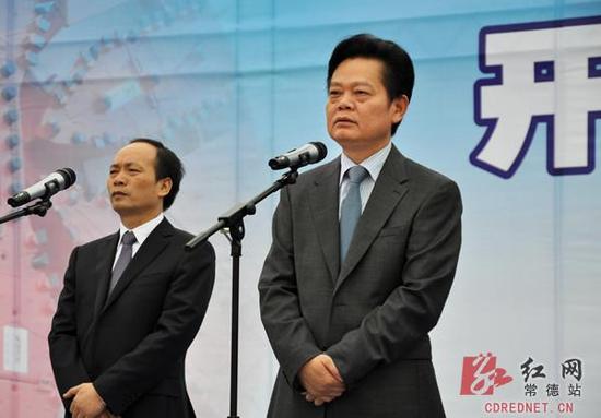 常德市委书记王群(右)下达开工令。
