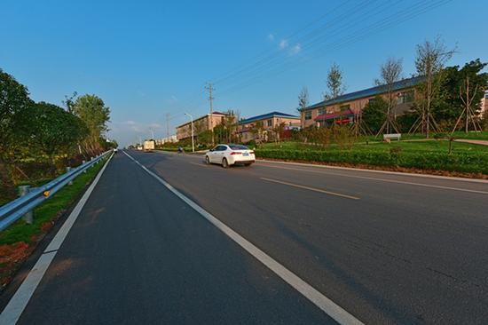 (宽敞亮丽的永社公路沙市镇路段。)