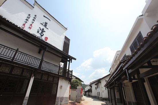 (官渡古镇“一道湾”民俗美食街正在做最后的开街准备。)