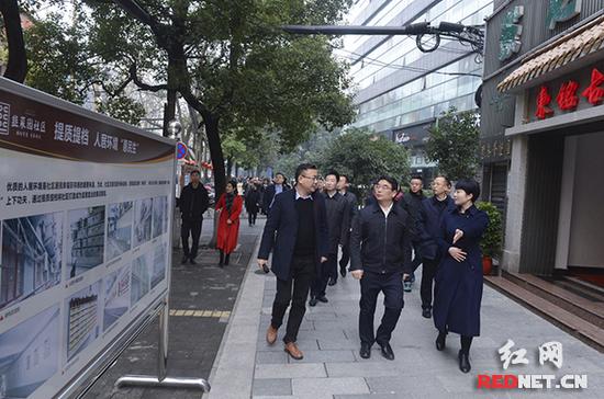 1月13日，芙蓉区委书记于新凡（中）带队，对该区17个特色项目进行观摩。