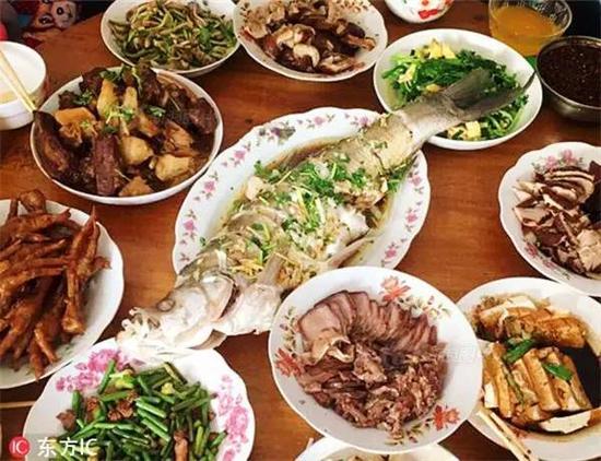 【山东青岛】2017年1月27日，山东青岛拍摄的年夜饭。如今山东人过年，餐桌上也更加丰富起来，各式海鲜也缤纷上桌。