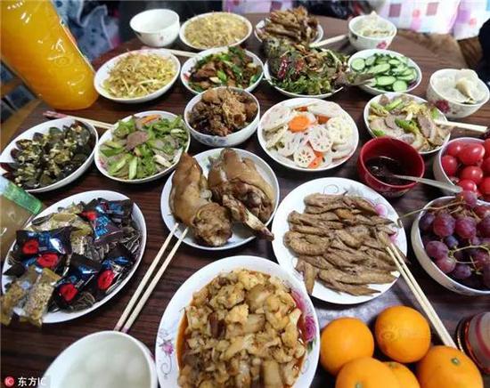 【新疆乌鲁木齐】2017年1月27日，拍摄的新疆乌鲁木齐市一户普通市民家的除夕年夜饭。