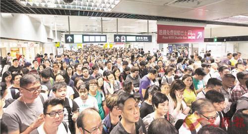 九龙塘站转东铁线的大堂人山人海。图片来源：香港《文汇报》