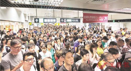 九龙塘站转东铁线的大堂人山人海。图片来源:香港《文汇报》