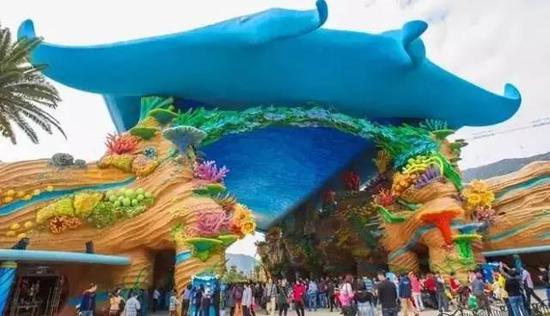 入口处的海洋大街,穹顶是魔鬼鱼的造型